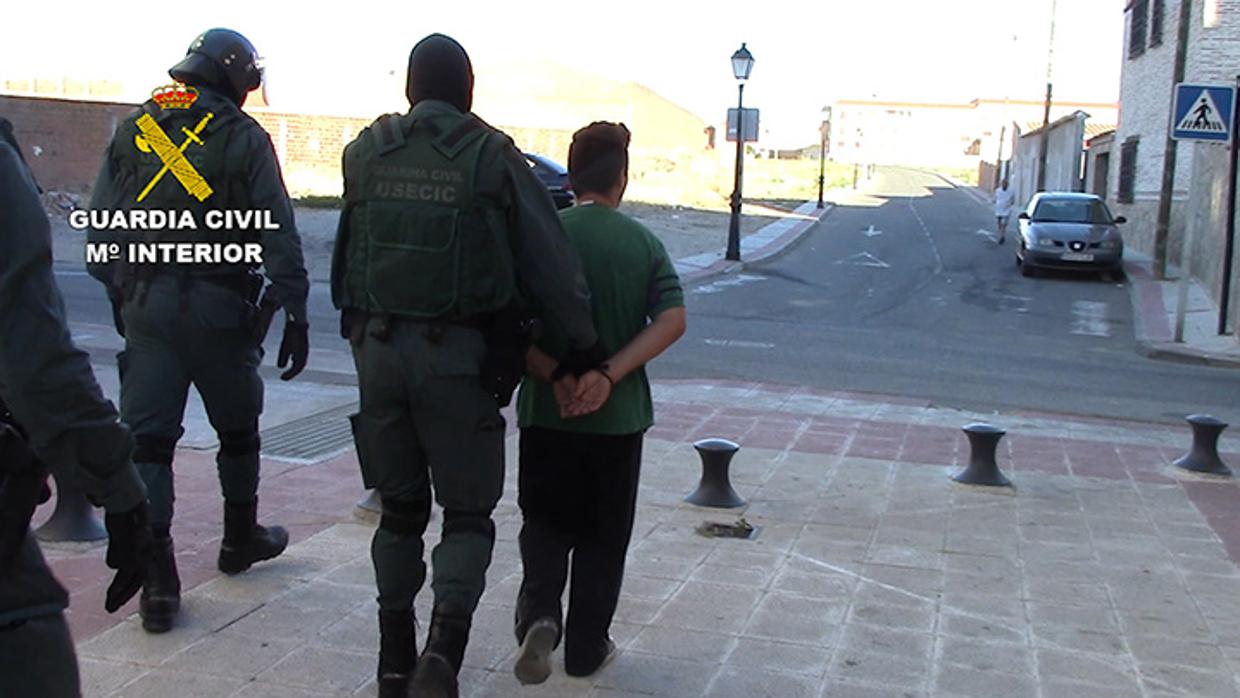 Momento de la detención de uno de los implicados en la localidad de Lominchar