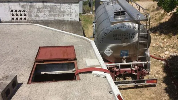 Varios municipios de la provincia de Guadalajara se están abastecimiento de agua con camiones cisterna