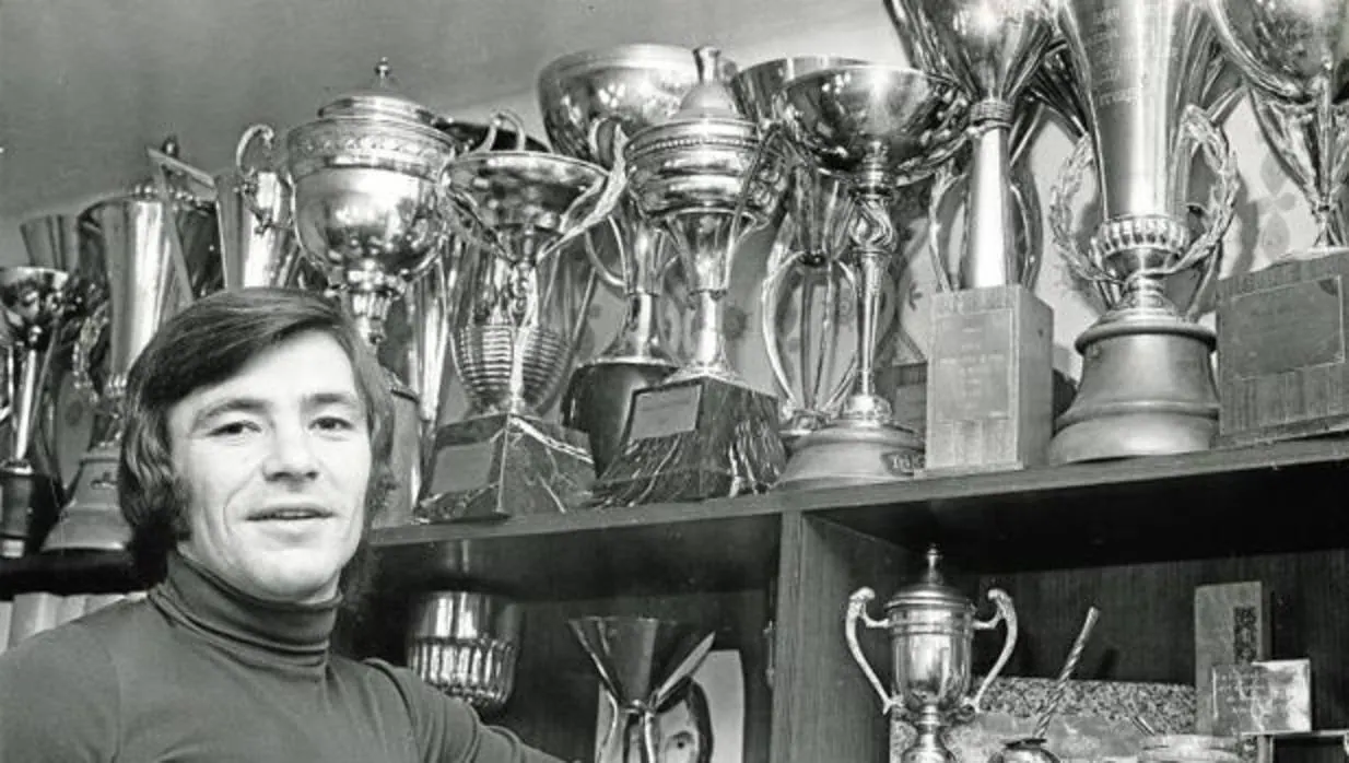 Febrero de 1972. Ángel Nieto en su casa ante algunos de sus trofeos