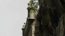 Almenas mimetizadas con la mole de roca a la que se aferra el Fuerte de Portalet
