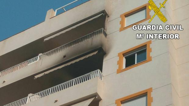 La Guardia Civil desaloja a 35 personas por el incendio en un edificio de viviendas en El Campello (Alicante)