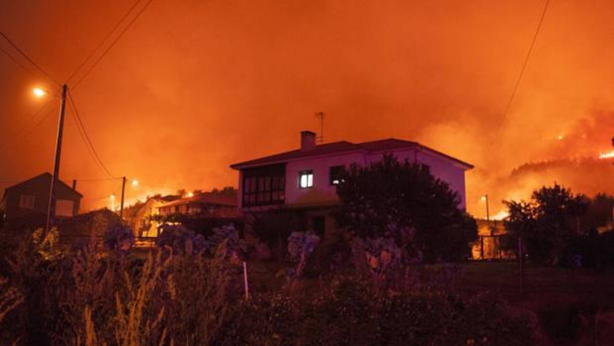 Fuego en el pueblo de A Fraira (Vilardevós)