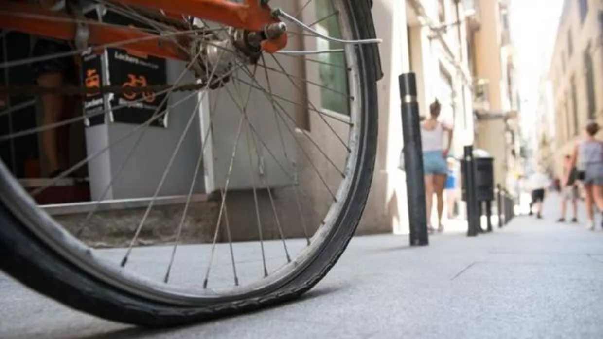 Detalle de una de las bicis pinchadas por los vándalos esta semana en Barcelona