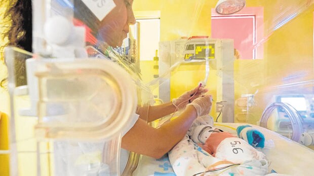 Un paciente de la unidad de Neonatología es alimentado con leche materna donada
