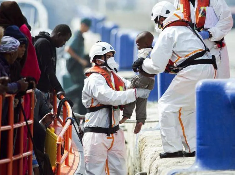Rescatada una patera con 53 personas en el mar de Alborán