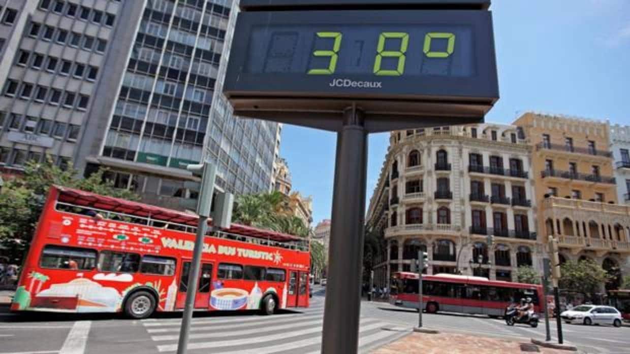 Imagen de archivo de un termómetro en el centro de Valencia