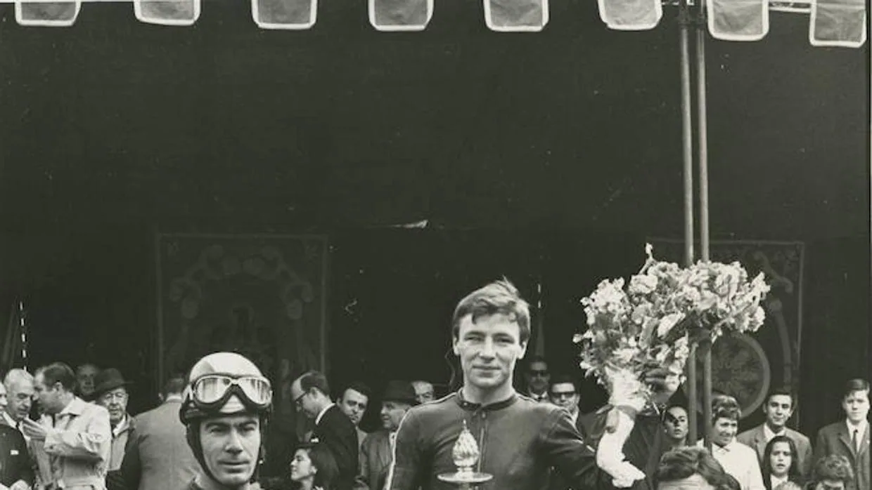 Ángel Nieto, en el podium de la carrera de 125 cc celebrada en el parque del Retiro en 1969