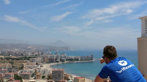 Un empleado de Wificom señala una zona costera de Alicante