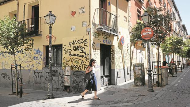 El cierre de comercio tradicional y la suciedad degradan Malasaña