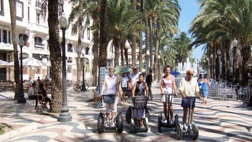 Varios turistas pasean en Segway por la Explanada