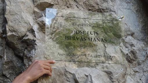 La placa homenaje en Lumbier a víctimas de ETA