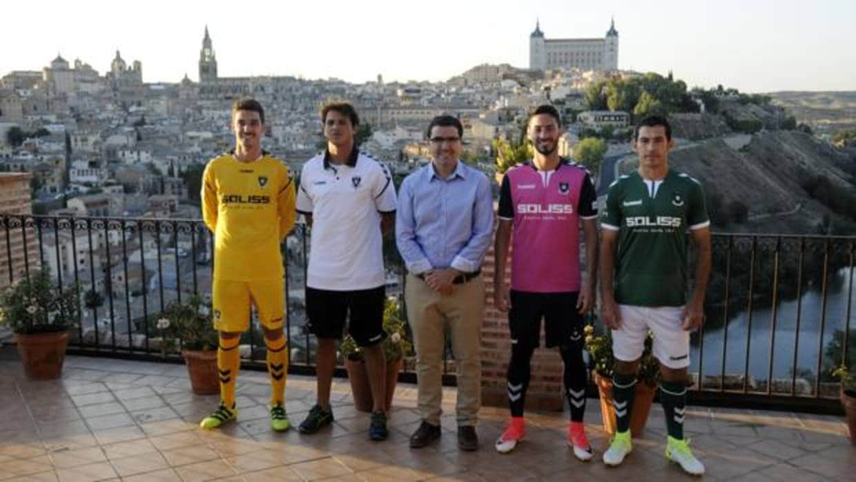 Cuatro de los jugadores, junto al presidente Fernanco Collado, en la presentación