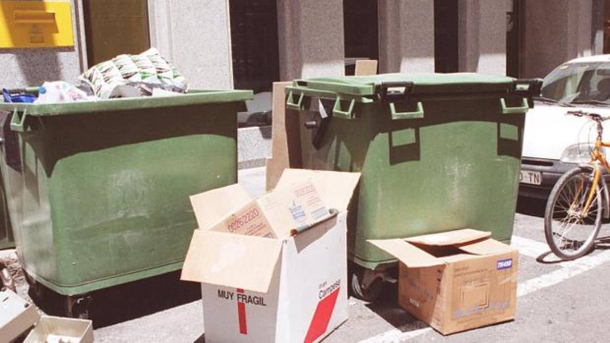 Imagen de archivo de dos contenedores de basuras en Alicante