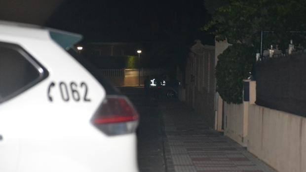 Los agentes de la Guardia Civil, anoche, apostados junto al chalet