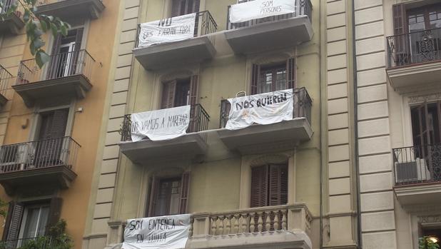 Polémica por el desalojo de dos fincas en el barrio de Sants de Barcelona