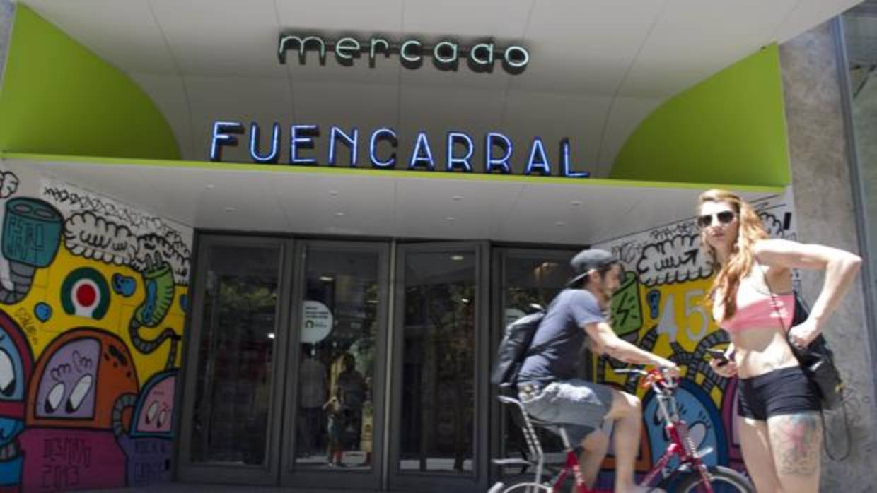 Entrada principal al Mercado de Fuencarral, en la calle homónima