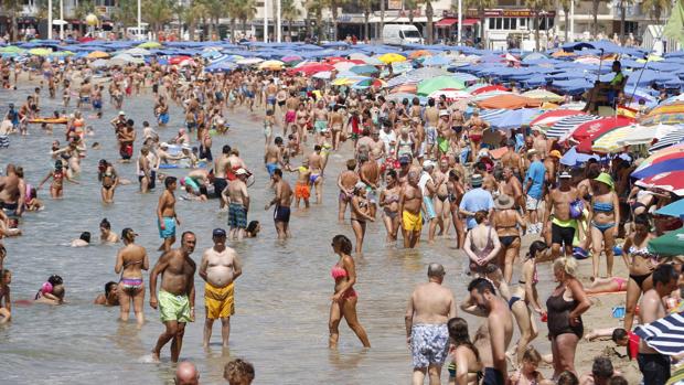 Cinco policías de Benidorm resultan heridos tras un altercado con una veintena de «mojiteros» de playa