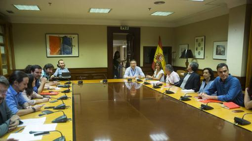 La reunión entre Podemos y PSOE el pasado mes de julio