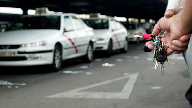 Los taxistas podrán tener antecedentes penales y residir fuera de la Comunidad de Madrid