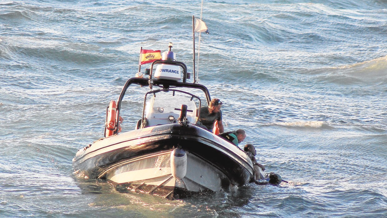 Los buzos rescatan el cuerpo de un inmigrante que falleció ahogado en el Estrecho