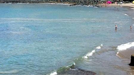 Bañistas con microalgas en la costa en Tenerife