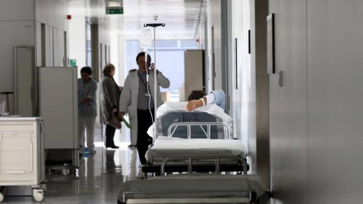 Los pacientes aguardan en los pasillos de los hospitales regionales a la espera de ser atendidos.