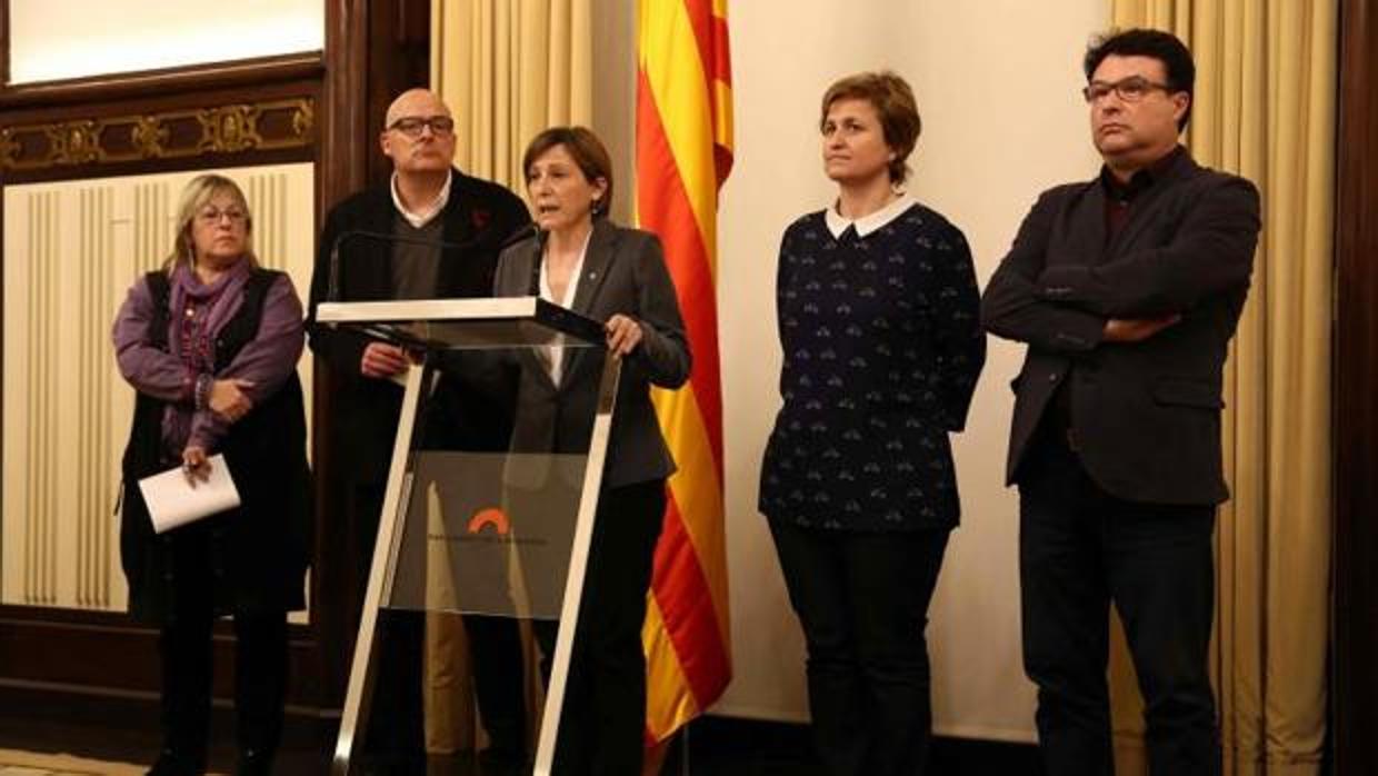 Carme Forcadell, presidenta del Parlament, junto a los demás miembros de la Mesa