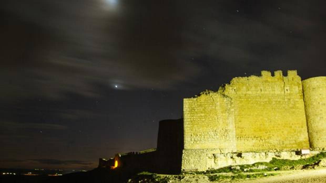 Cielo estrellado junto a las murallas de la villa vallisoletana de Urueña