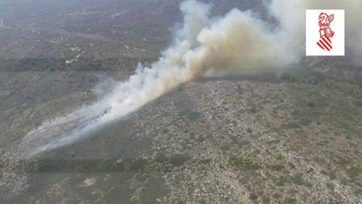 Imagen del incendio que afecta a una zona entre Teulada y Benissa