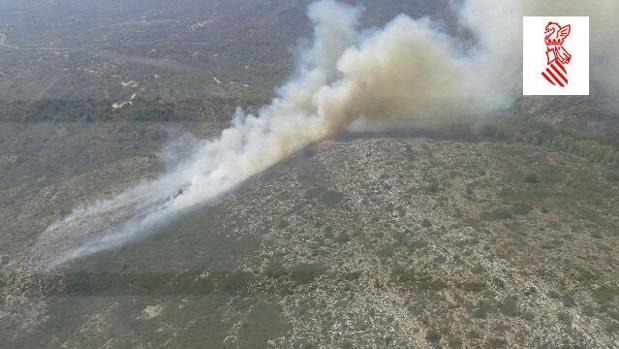 Remite el incendio en Benissa mientras que otro fuego se declara en Buñol