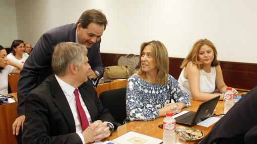 Ana Guarinos (en el centro) conversa con sus compañeros del PP