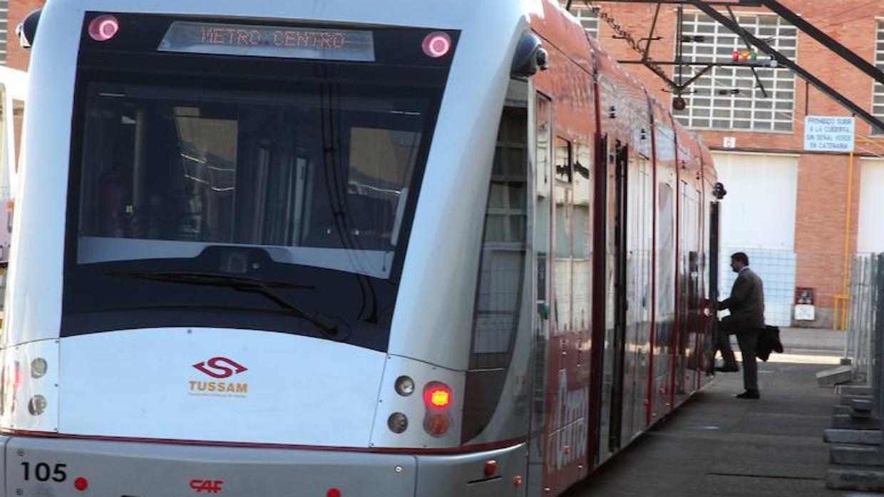 Fallece un hombre atropellado por un tranvía en Zaragoza al cruzar con semáforo en rojo