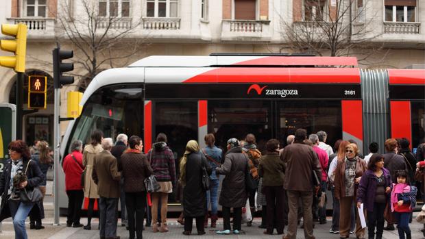 Fallece un hombre atropellado por un tranvía en Zaragoza al cruzar con semáforo en rojo