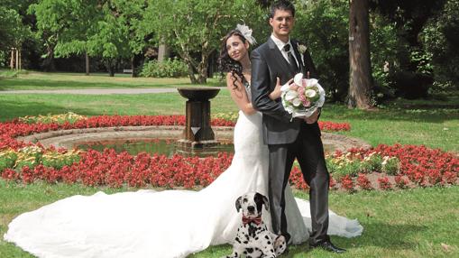 Una pareja realiza la sesión de fotografías de su boda con su mascota