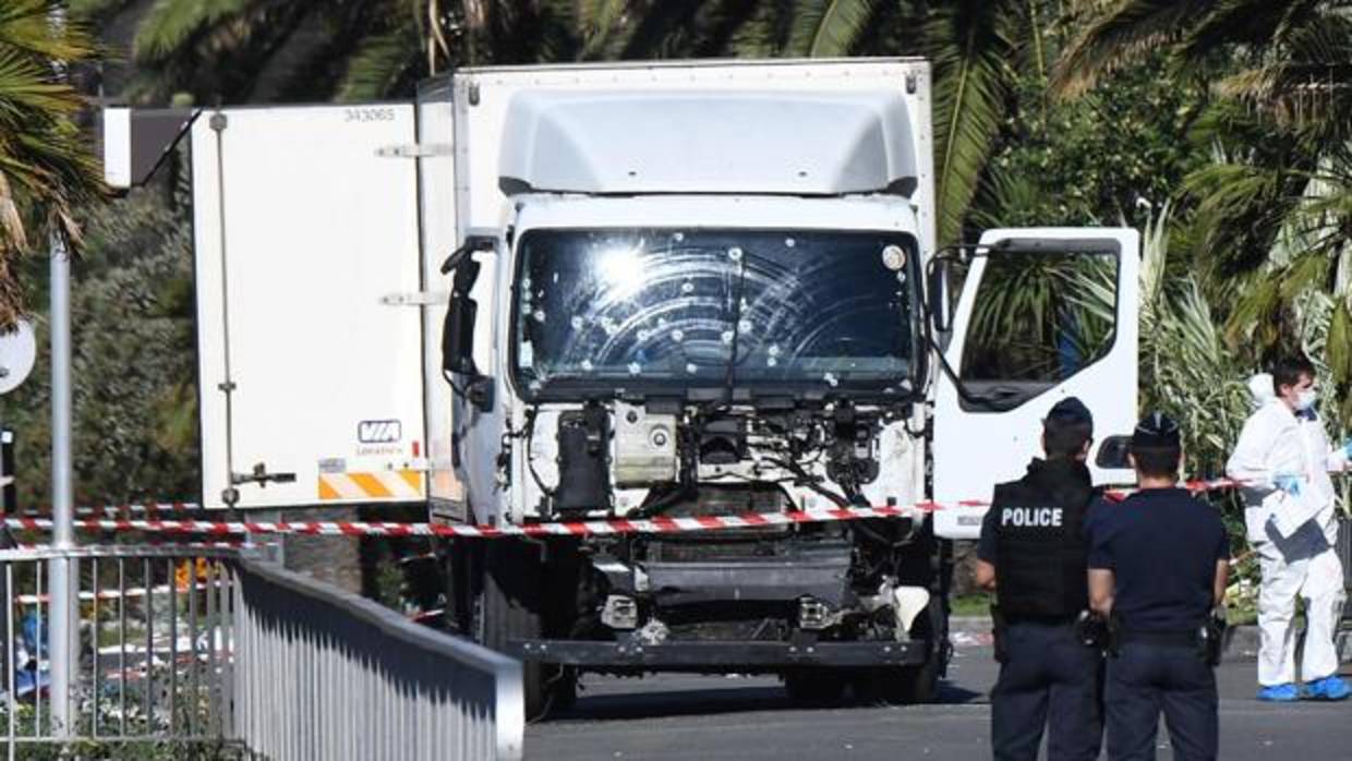 Imagen del camión utilizado en el atentado de Niza, el año pasado