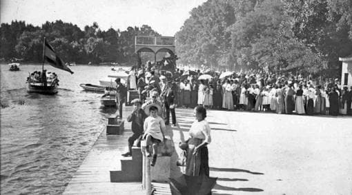 Fila de usuarios esperando para montar en las barcas de El Retiro, en 1926