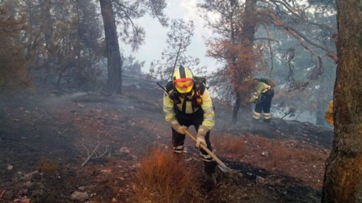 Un bombero trabaja en las labores de extinción del incendio de Yeste