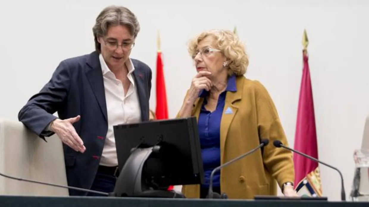 Marta Higueras junto a Manuela Carmena, durante un pleno en Cibeles
