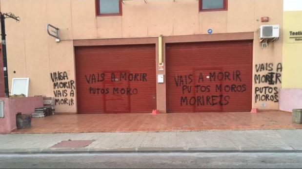 Aparecen pintadas amenazantes en la mezquita de Montblanc: «Vais a morir putos moros»