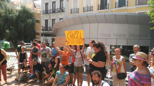 «Hay una cárcel en el centro de tu ciudad», eslogan de la protesta contra el acuario de Alicante