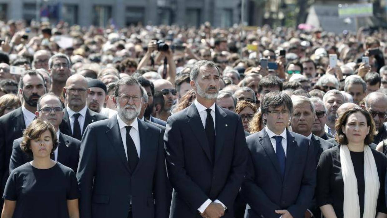 Autoridades del Gobierno Central y la Generalitat guardan un minuto de silencio en recuerdo de las víctimas