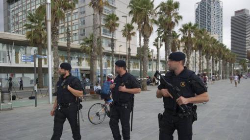 Unos mossos patrullan las calles de la capital catalana ante la amenaza yihadista