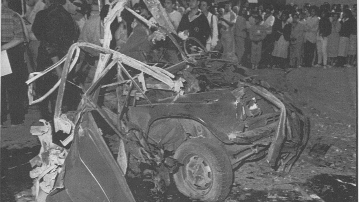 Estado en el que quedó el coche bomba, un seat 124, que estacionado en un paso de cebra del Paseo de la Inmaculada de Estella, contenía 25 kilogramos de amonal y 40 de metralla