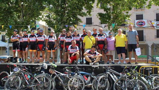 Los participantes en la II Ruta Ciclista Aspe-Torrijos alcanzan la meta