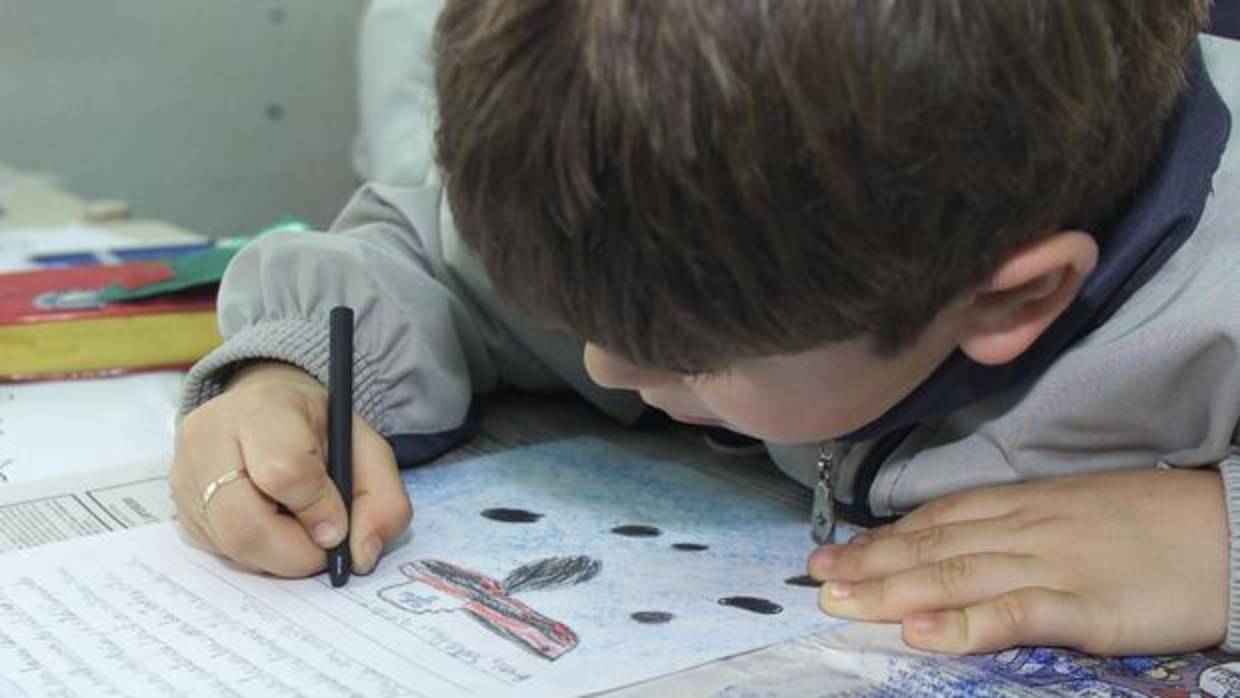 Un escolar en un centro educativo gallego