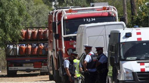 Un camión retira parte de las 120 bombonas de butano halladas en el chalet de Alcanar