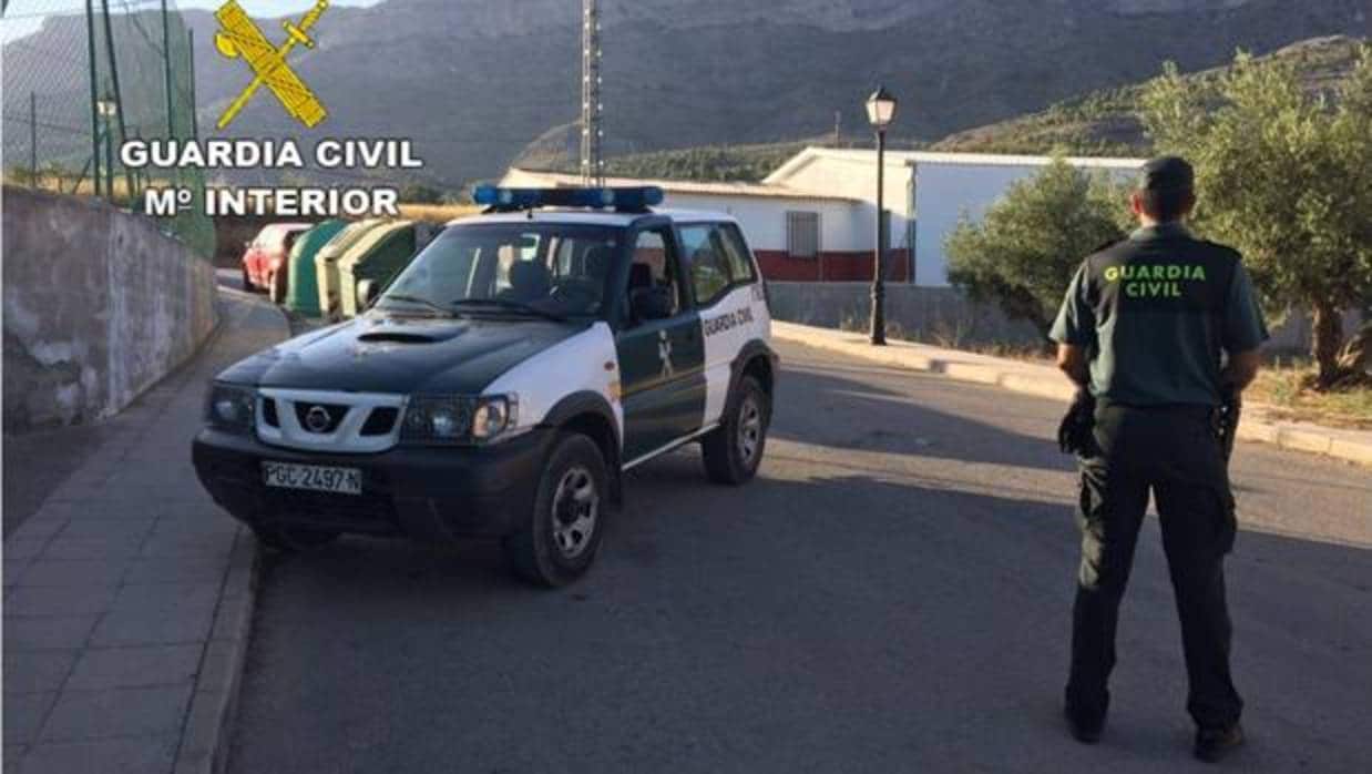 Patrulla de la Guardia Civil en Gaianes (Alicante)
