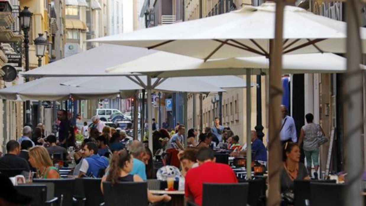 Veladores en la calle Castaños de Alicante