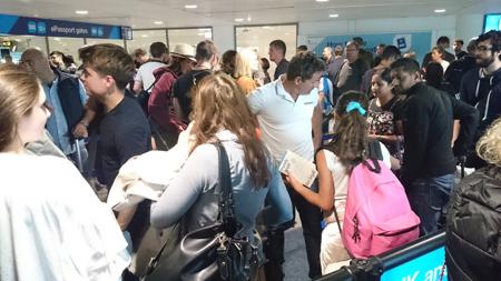 Control de pasaportes en el Aeropuerto de Manchester este mes de agosto