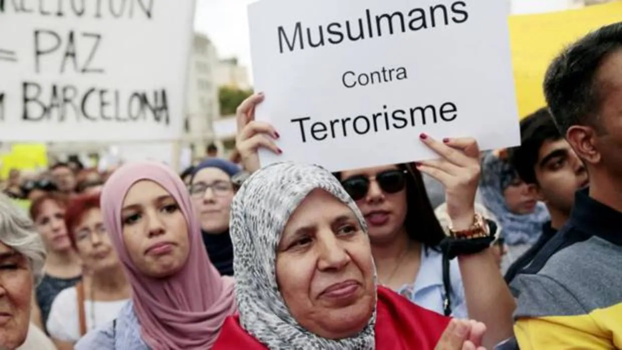 Concentración de la comunidad musulmana de Barcelona para mostrar su rechazo al terrorismo